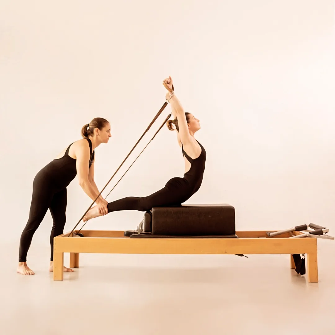 Enseñanza asistida durante una práctica de Pilates
